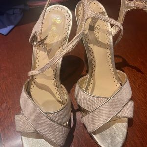 Lilly Pulitzer 7.5 tan gold wedge. Good condition.